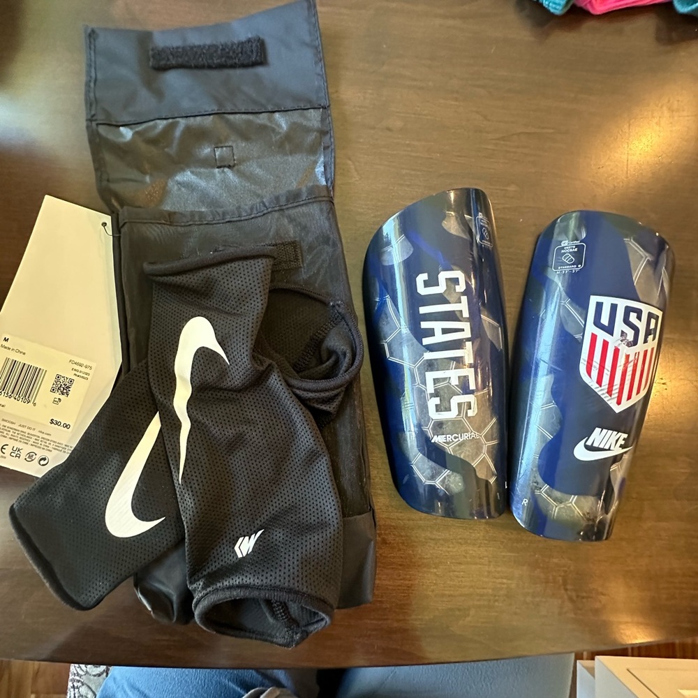 Nike Mercurial Lite shin guards with sleeves size M